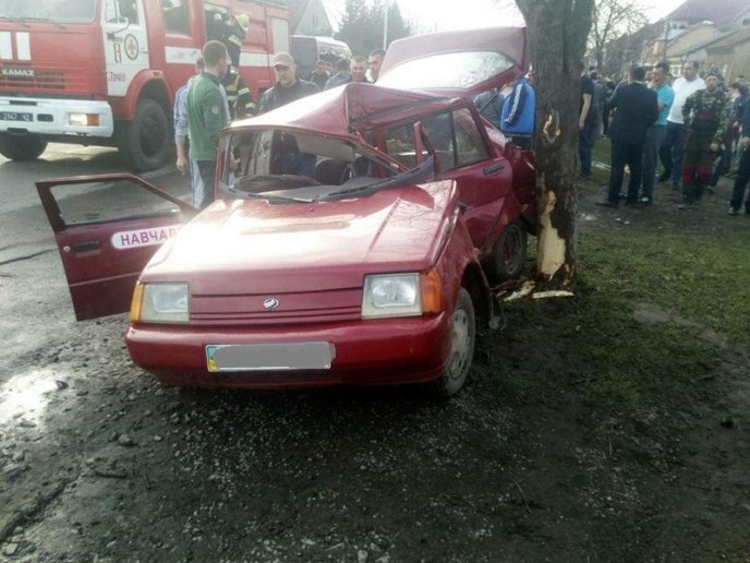 ДТП на Закарпатті: рятувальникам довелося визволяти пасажира з понівеченого авто – 01