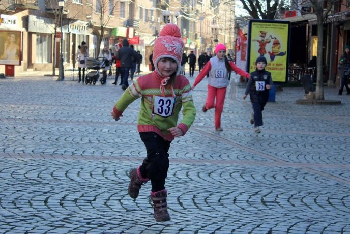 Мукачівці влаштували вулицями міста новорічний забіг – 19