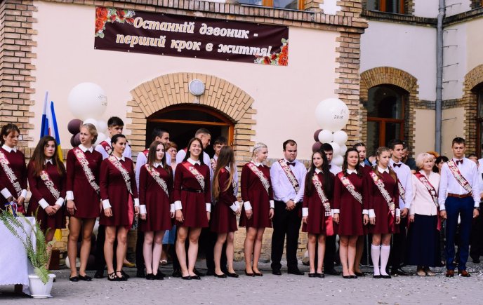 Для 690 ужгородських одинадцятикласників пролунав останній дзвінок – 04