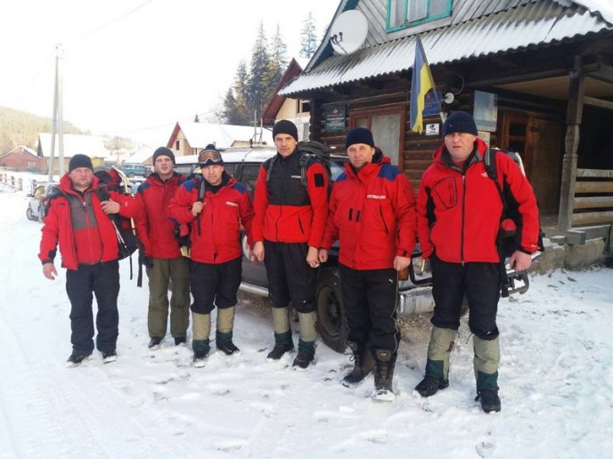 Двом туристам довелося ночувати на вершині гори – 03