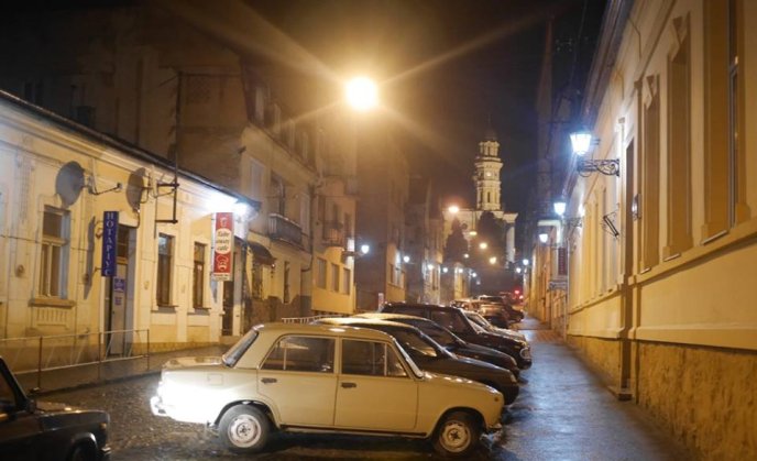 На вулиці Духновича в Ужгороді засвітились ретроліхтарі – 03