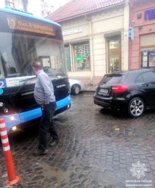В Ужгороді водійка заблокувала рух для інших автомобілів – 01 В Ужгороді водійка заблокувала рух для інших автомобілів – 01