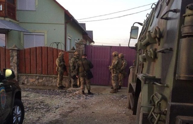 Спецоперація на Закарпатті: стало відомо, у кого вже провели обшуки та що знайшли – 04