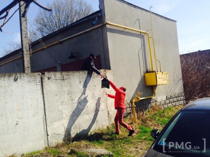 Зірка шоу "Мастер Шеф" Анатолій Цуперяк оскандалився, передаючи їжу через паркан в заблокованій ратуші – 05