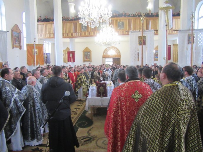 На Хустщині провели в останню путь священика, який загинув у ДТП під Житомиром – 04