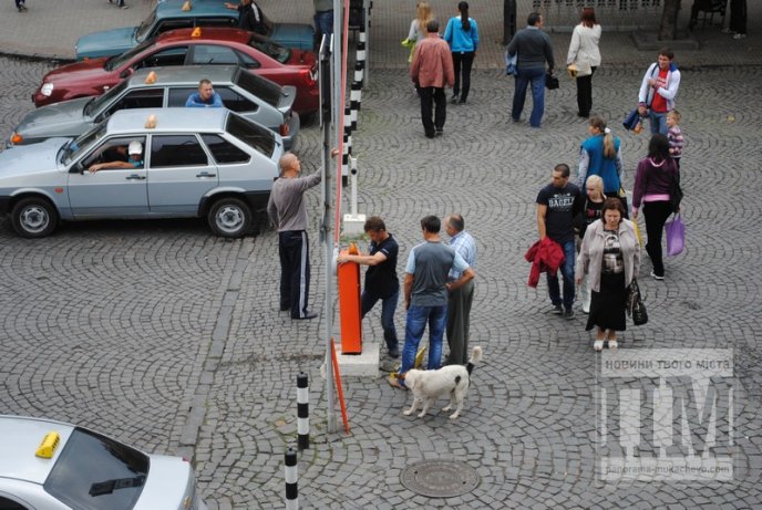 У центрі Мукачева вантажівка пошкодила шлагбаум (ФОТО) – 04