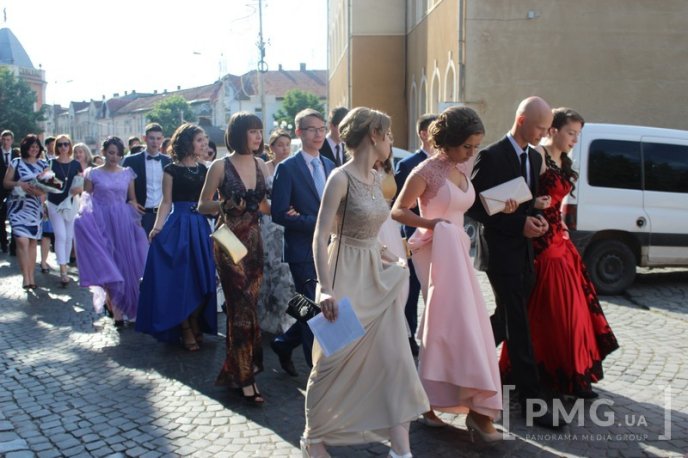 Випускники загальноосвітніх шкіл Мукачева пройшли ходою по місту  – 10