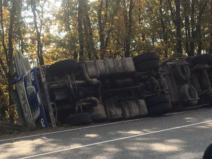 На Закарпатті перекинулась вантажівка – 02