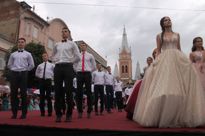 Випускники Мукачева станцювали прощальний вальс – 05