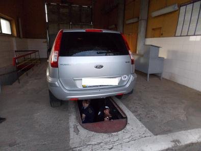 Українець заповнив свій автомобіль контрабандними сигаретами (ФОТО) – 04