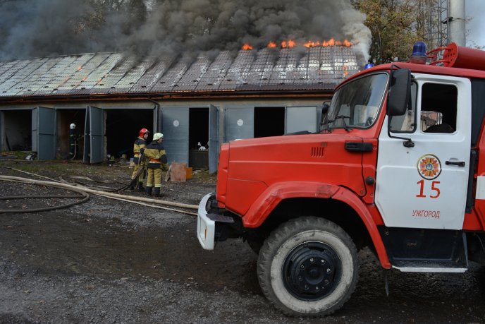 В Ужгороді горіли гаражні приміщення – 01
