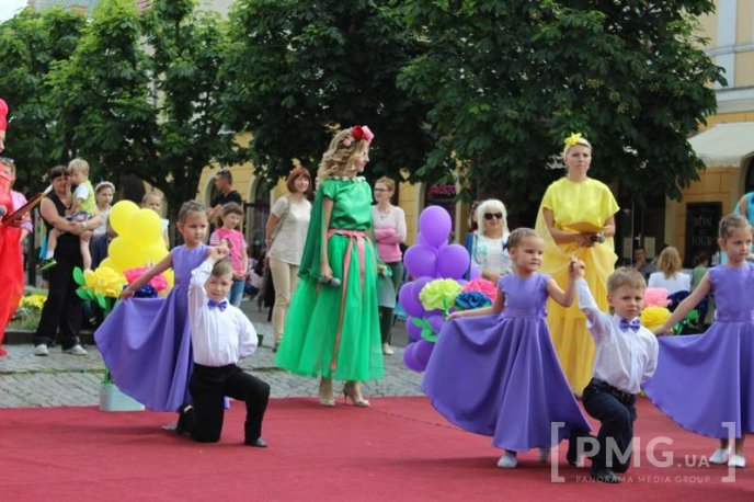 Центр Мукачева перетворився на великий концертний майданчик – 02