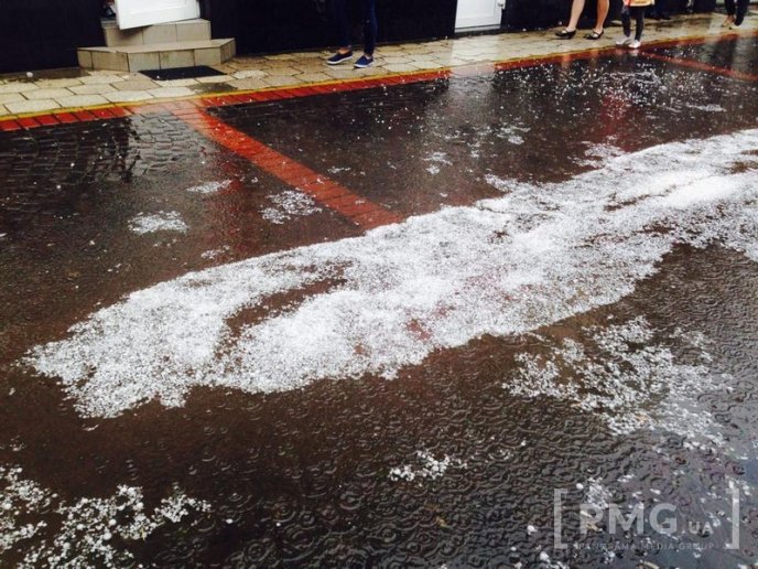 Мукачево накрила сильна злива із градом – 04