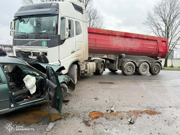 У Мукачеві рятувальники витягали водія з понівеченого автомобіля – 01