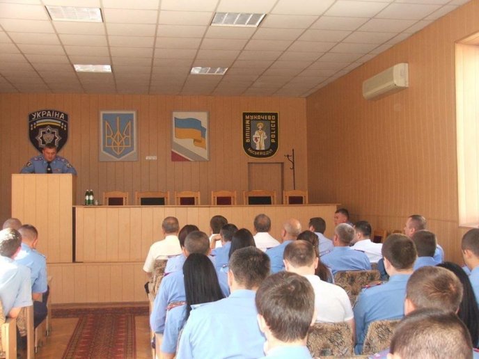 З професійним святом мукачівських поліцейських привітали почесними грамотами та подяками – 03