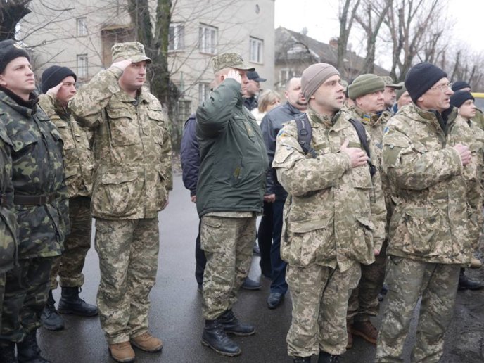 На площі Віталія Постолакі в Ужгороді до Дня пам’яті Небесної Сотні встановили і освятили хрест – 15
