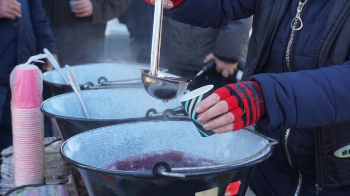 Банош, глінтвейн, бограч, палинка, рулька: чим пригощають на фестивалі "Червене вино 2022" – 06