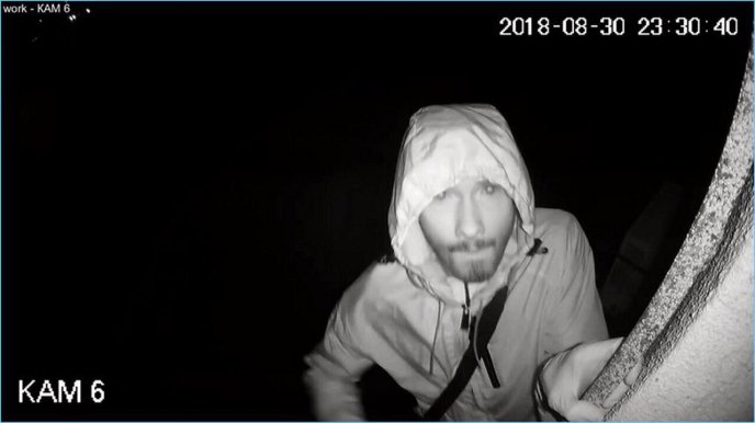 Невідомий вночі розбив камери відеоспостереження у Мукачеві – 01