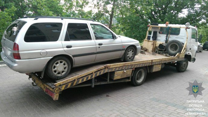 Зранку в Ужгороді евакуатор забрав автівку, яка заблокувала виїзд іншим водіям із двору – 02