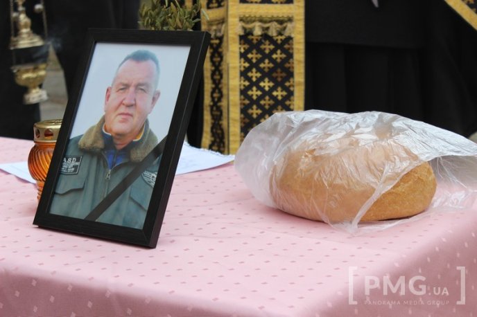 Мукачівці попрощались з бійцем АТО Володимиром Заяцем – 01 Мукачівці попрощались з бійцем АТО Володимиром Заяцем – 01
