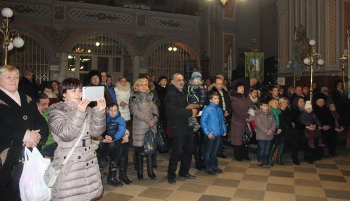 В Ужгороді відбувся перший тур фестивалю колядників – 03