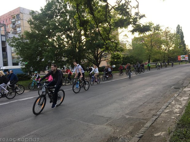 Вулицями Ужгорода проїхались близько сотні велосипедистів – 04