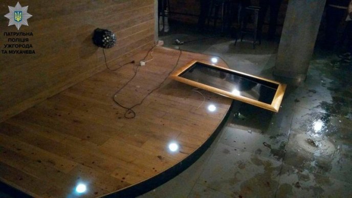 Чоловік влаштував погром у одному з закладів Ужгорода – 01