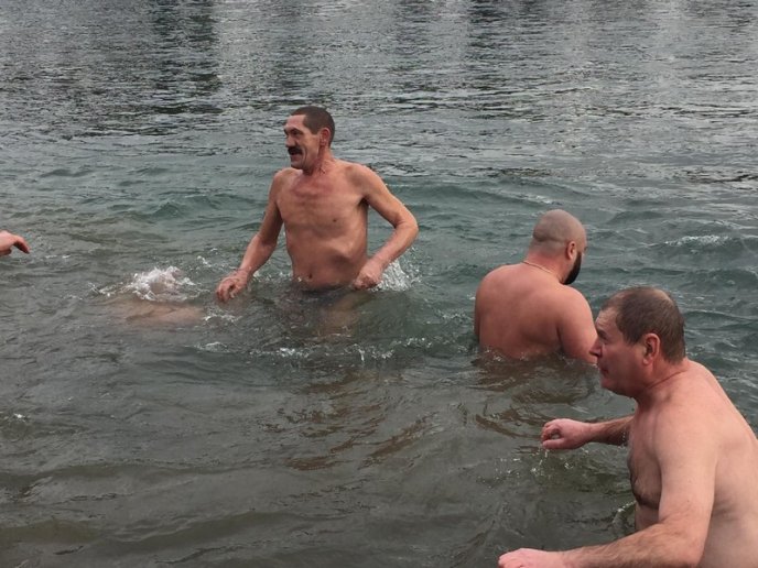 Як у Мукачеві воду освячували та занурювалися в Латорицю – 06