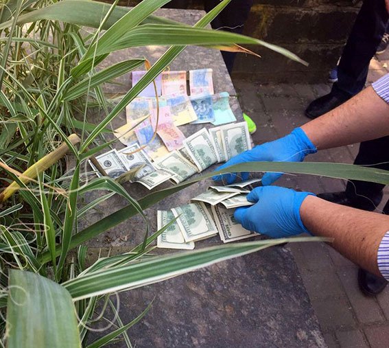 Мера одного із міст Закарпаття викрили на отриманні хабара – 03