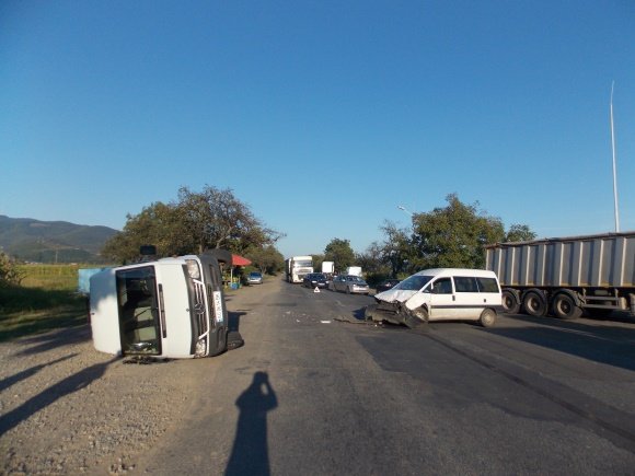 Неподалік поста ДАІ у Великій Копані сталась ДТП: перекинувся мікроавтобус – 02