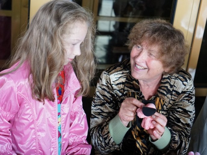 Салон краси просто неба: в Ужгороді зробили подарунок для людей похилого віку – 09 Салон краси просто неба: в Ужгороді зробили подарунок для людей похилого віку – 09