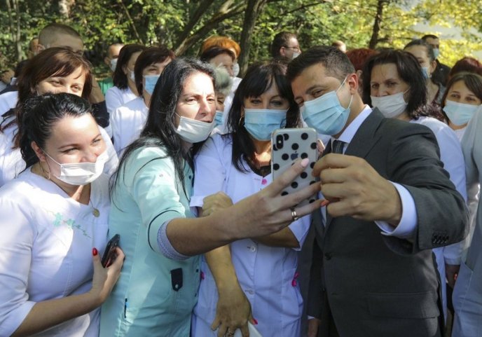 Зеленський у Берегові оглянув лікарню і зробив селфі з медиками – 02