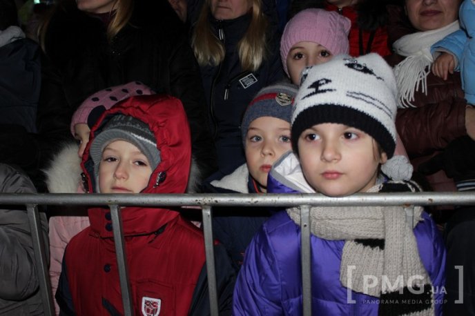 У Мукачеві засяяли вогні головної новорічної ялинки міста – 15