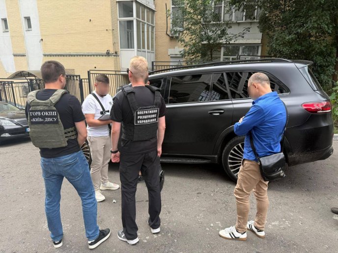 Трьом переправникам, які допомагали чоловікам перетинати кордон, повідомили про підозру – 04