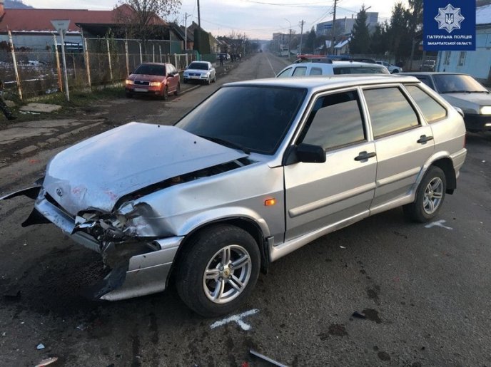 У Мукачеві сталась потрійна ДТП: опубліковано фото – 01