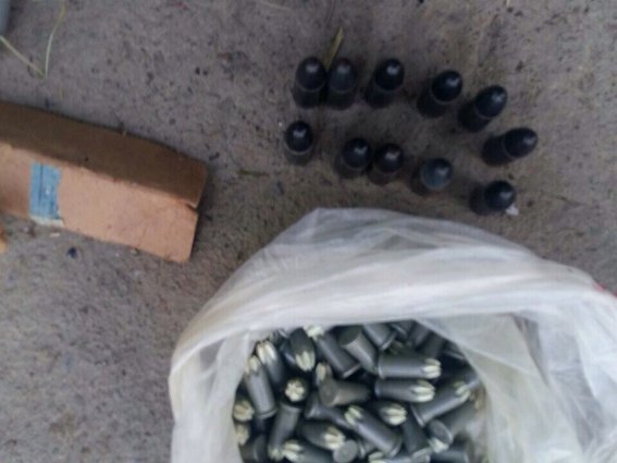 Жителька Хустщини тримала вдома чимало зброї та набоїв – 02