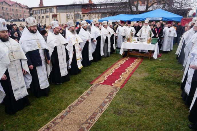 Як у Мукачеві на Водохреща у води Латориці занурювались – 02