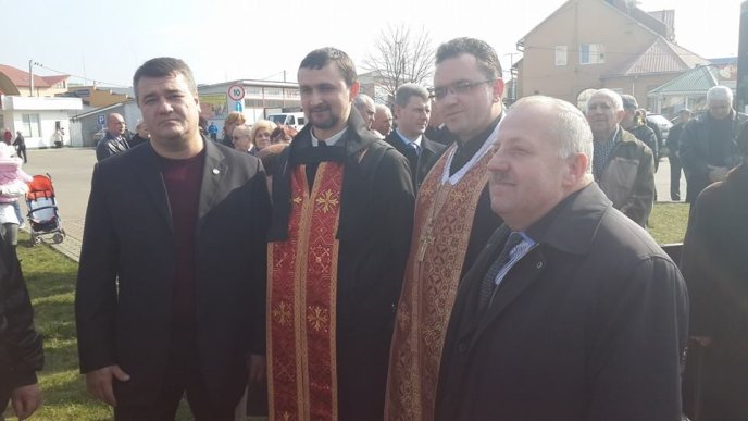 У мікрорайоні Росвигово на площі Героїв Майдану освятили меморіальний знак загиблим Героям України (ФОТО) – 05