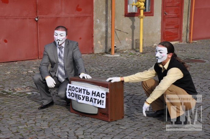 У Мукачеві відбувся соціальний флешмоб, в рамках якого розбили телевізор (ФОТО) – 16
