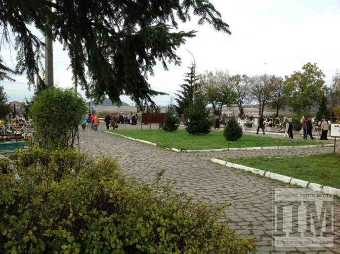 Мукачівці масово йдуть на могили рідних і близьких (ФОТО) – 08