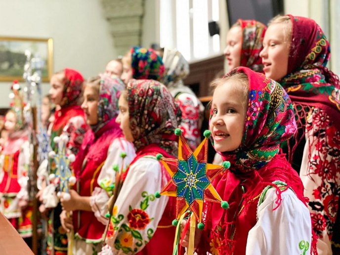 В Мукачівській міськраді лунали різдвяні колядки у виконанні дітей – 01