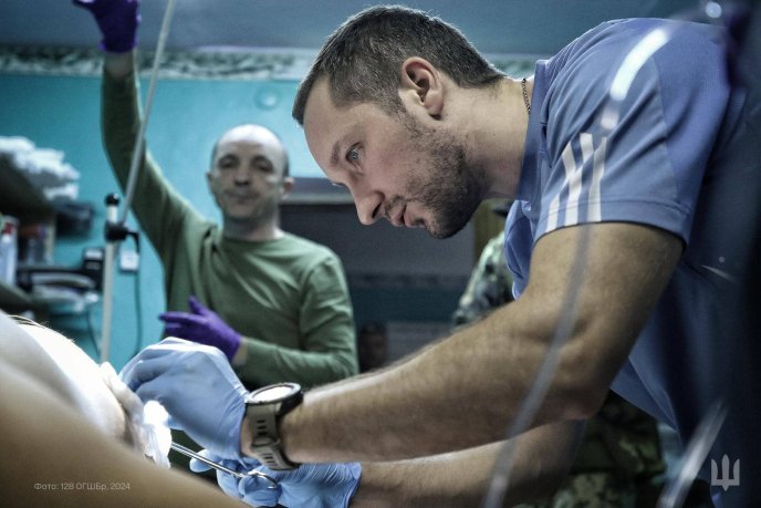 Тут рятують життя воїнів: 128 бригада показала фото зі стабілізаційного пункту – 05 Тут рятують життя воїнів: 128 бригада показала фото зі стабілізаційного пункту – 05