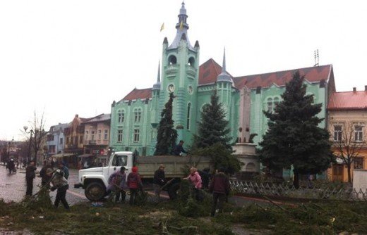 Свято скінчилось: у Мукачеві розібрали головну ялинку міста (ФОТО) – 01