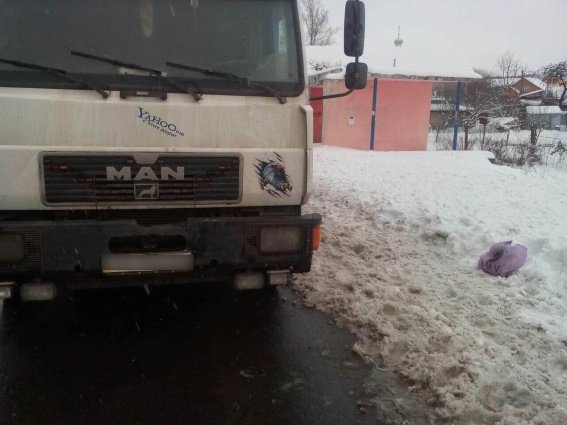 На Мукачівщині жінка потрапила під колеса вантажівки – 03