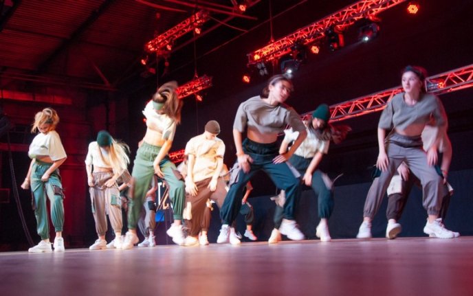  Роберт Горват нагородив засновницю та керівницю танцювальної студії «Бліц» Олену Камінську Грамотою Верховної Ради – 03