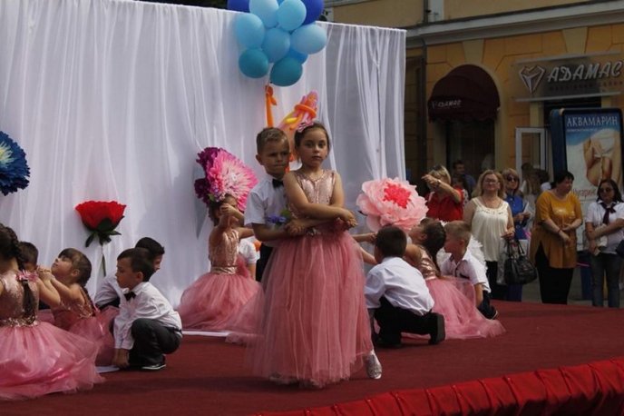 Маленькі мукачівці виступали у центрі міста – 04