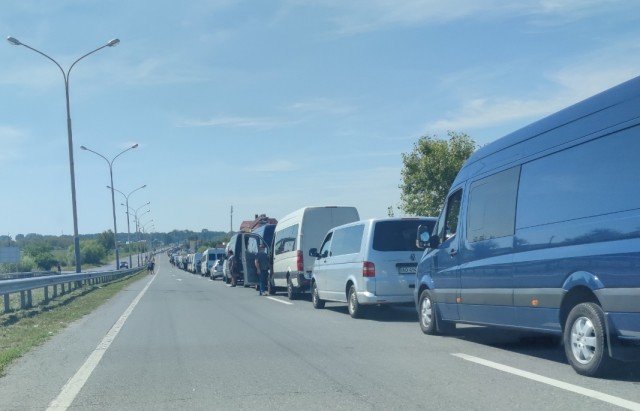 На кордоні із сусідньою країною величезні черги – 04