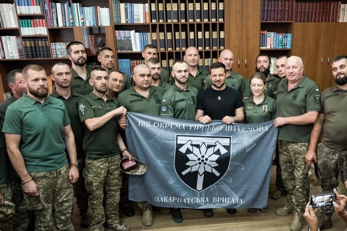 Володимир Зеленський на Закарпатті вручив військовим державні нагороди – 01 Володимир Зеленський на Закарпатті вручив військовим державні нагороди – 01