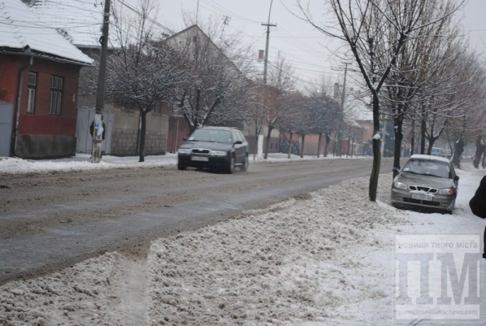 У Мукачеві сніг прибирають лише в центрі (ФОТОРЕПОРТАЖ)  – 01