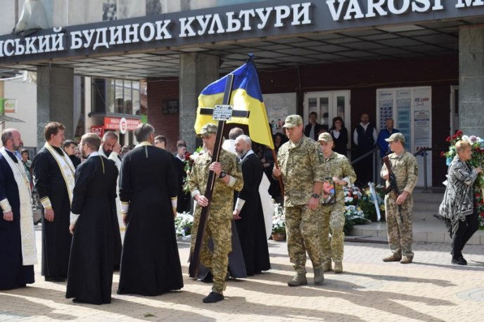 На Закарпатті, стоячи на колінах, проводжали в останню путь Героя – 05